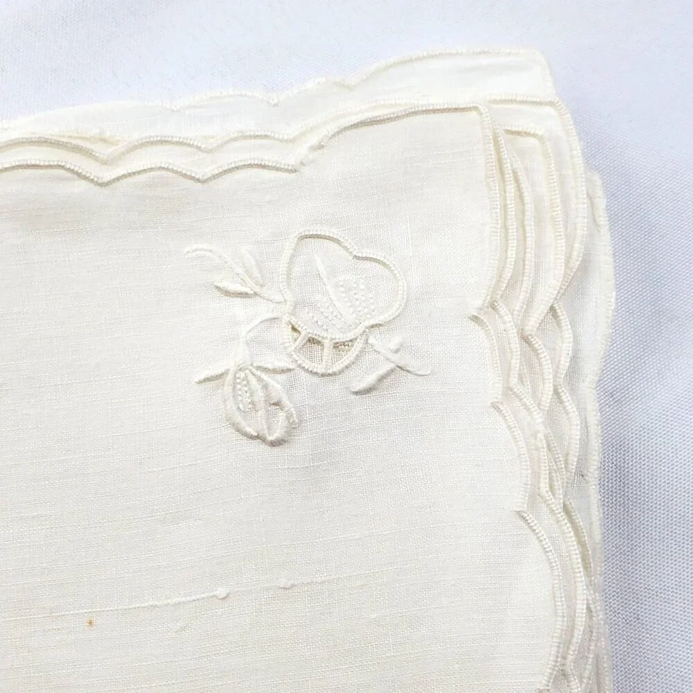 6 VTG Linen Embroidered Scalloped Edge Cocktail Napkins White Floral appliqué